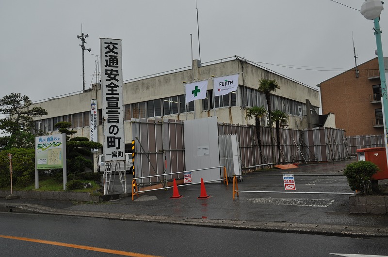 庁舎正面入口が一つになりました